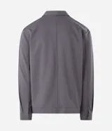 Campera Marfinno para hombre, de sarga texturizada color gris, corte regular, cuello camisero, cierre frontal con cremallera y bolsillos laterales embutidos.