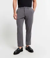 Pantalón slim cropped de sastrería color azul marino, con cintura con trabillas, bolsillos delanteros y traseros.