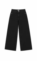 Pantalón de jean estilo wide leg, de tiro bajo y corte recto, en color negro lavado. Presenta costuras reforzadas y diseño de cinco bolsillos.