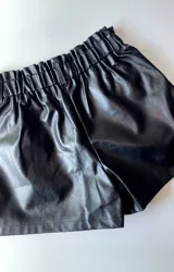Short negro de cuero sintético con cintura elastizada y bolsillos laterales.