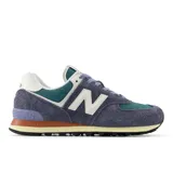 Championes New Balance modelo 574 U574WBG, de diseño híbrido para asfalto y trail, confeccionados en ante y malla. Combinan tonos azul, verde oscuro, blanco y detalles en marrón y lila, con la clásica "N" en los laterales y entresuela ENCAP.