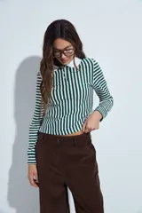 Pantalón de pana de corte amplio y relajado, con textura acanalada y diseño de tiro medio.