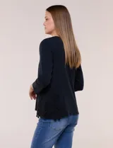 Remera negra de silueta recta y escote redondo, confeccionada en algodón y elastano. Presenta mangas tres cuartos y apliques de guipure calado en los laterales del ruedo.