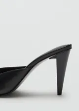 Zapato destalonado negro de piel caprina, con tacón tipo embudo y punta cuadrada.