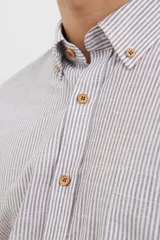 Camisa de manga corta a rayas verticales color celeste y blanco, con cuello abotonado y bolsillo en el pecho.