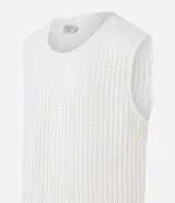 Musculosa masculina de punto con textura calada, cuello redondo y corte regular. Confeccionada en una mezcla de algodón y poliéster.