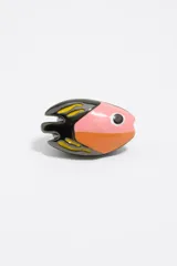 Anillo con forma de pez con diseño abstracto en colores rosa, naranja, negro y amarillo.