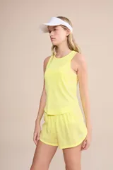 Short deportivo azul marino con aberturas laterales, cintura elástica y pantalones cortos internos con bolsillos. Incorpora tecnología Quick Dry y Easy Care.