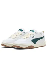 Championes deportivos Puma estilo lifestyle, color blanco con franja lateral y detalles en verde oscuro, cordones anchos en tono tostado y suela de goma.
