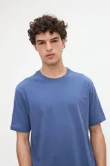 Remera de manga corta básica color negro, confeccionada en jersey de algodón de textura suave, con cuello redondo y calce clásico.