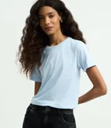Remera básica de algodón con cuello redondo y mangas cortas con dobladillo. Diseño liso y corte clásico.