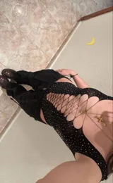 Body negro de red con strass, con aberturas frontales cruzadas y breteles finos.