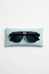 Lentes de sol estilo aviador con armazón negro de policarbonato y cristales marrones degradados con protección UV400.