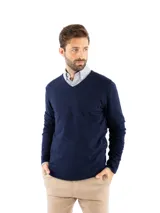 Sweater de punto con escote en V y mangas largas, confeccionado en una mezcla de algodón, nylon y spandex. Presenta un diseño clásico de corte recto con puños y ruedo acanalados.