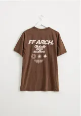 Remera marrón de corte oversized con estampa en la espalda.