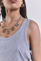Musculosa básica de morley gris melange, con escote redondo y tiras anchas.