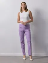 Pantalón celeste en gabardina elastizada marca Zac & Rachel. Pretina ancha con faja interna modeladora. Largo de pierna con costura frontal pespunteada. Trasera con bolsillos ojal simulados.