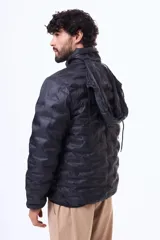 Campera puffer negra con diseño termosellado, cuello alto y cierre frontal completo. Confeccionada en nylon, ofrece ligereza y protección.