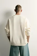 Sweater de punto regular fit, con diseño de rayas horizontales anchas en color gris y blanco, cuello redondo, manga larga y acabados en rib.