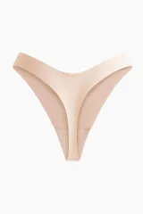 Pack de tres bombachas colaless de microfibra color beige, de tiro bajo con cintura en V y refuerzo interior. Los ribetes están cortados con láser para un efecto invisible bajo la ropa.