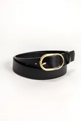 Cinto negro de diseño clásico con tira lisa y hebilla metálica ovalada en tono dorado.