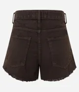 Short slim de sarga color blanco, con trabillas en la cintura, bolsillos y terminación deshilachada en el dobladillo. Cierre delantero con botón y cremallera.