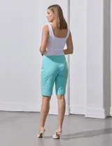 Bermuda color beige de gabardina elastizada, marca Zac & Rachel. Pretina ancha elastizada.