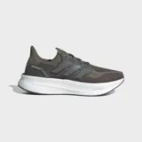 Championes de running Adidas Ultraboost 5 en color verde militar, con exterior de tejido Primeknit y mediasuela Light BOOST blanca para máxima amortiguación. Cuenta con refuerzo de talón externo, sistema Torsion y suela de caucho Continental™ para mayor tracción.