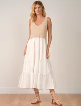 Vestido midi combinado de Elan, con torso de punto beige de escote en V y breteles anchos, y falda escalonada blanca de largo midi.