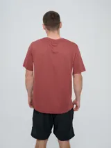 Remera deportiva Umbro modelo Vant, de color negro con paneles laterales grises y cuello redondo, diseñada para hombre.