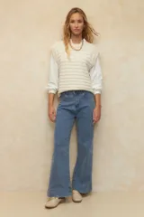 Pantalón de jean negro, ancho, de tiro alto y con dobladillo en las terminaciones.