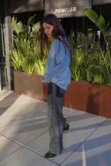 Pantalón de jean bicolor, con tono oscuro en la parte superior y lavado claro en las piernas. Corte recto y pierna ancha con costuras curvas.
