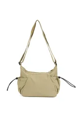 Bandolera de diseño funcional en color beige, confeccionada en poliéster. Cuenta con correa ajustable para el hombro, cierre superior y bolsillos laterales con cordones elásticos ajustables.