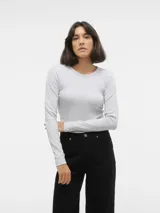 Remera de manga larga con cuello redondo, confeccionada en tejido rib elastizado con calce ajustado al cuerpo.