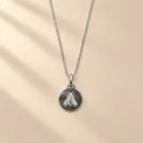 Collar de plata 925 con cadena de eslabones venecianos y un dije circular grabado con la ilustración de una abeja.