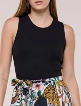Vestido midi combinado de la marca Figueroa & Flower, con torso de modal azul sin mangas y cuello redondo, y falda evasé de rayón con estampado floral y paisajes en tonos blancos y azules, con cintura elastizada y lazo para anudar.