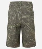 Bermuda de corte baggy confeccionada en sarga de algodón con estampado camuflado. Presenta cintura con trabillas, cierre frontal tradicional y bolsillos funcionales en la parte delantera y trasera.