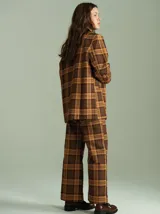 Blazer oversize con estampado cuadrillé en tonos marrones y amarillos, con cuello de terciopelo negro, dos bolsillos delanteros y forro de satén.