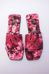 Sandalias veganas con capellada de algodón con estampado batik en tonos azules y suela de neumáticos reciclados.