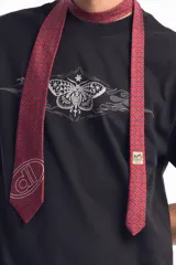 Corbata de poliéster color borgoña con estampado geométrico y logo de la marca serigrafiado en blanco.