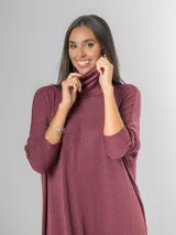 Vestido tipo polera de tejido liviano y elastizado, color vino tinto jaspeado, con cuello tortuga y mangas largas. Presenta un calce oversized.