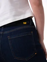 Jeans de denim azul oscuro de tiro alto y corte recto, con costuras en hilo tostado y cierre frontal con botón y cremallera.