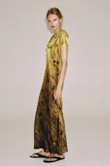 Vestido largo de viscosa ZW Collection con estampado degradado en tonos amarillo y marrón, con diseño de flores oscuras, cuello drapeado y manga corta.