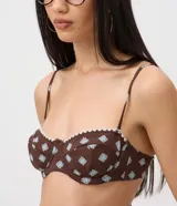 Top de bikini media copa con aro, confeccionado en poliamida con estampado Sunshine Icon de motivos geométricos celestes sobre fondo marrón, breteles finos regulables y detalle de costuras en contraste.