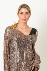 Blusa de fiesta con lentejuelas plateadas y verde esmeralda, forrada en viscosa, con escote en V y mangas tres cuartos.