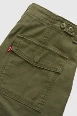 Short de gabardina color verde militar, con bolsillos frontales tipo parche y trabillas para cinturón.
