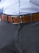 Pantalón de gabardina azul marino, corte slim fit, con bolsillos laterales y traseros.