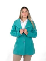 Abrigo turquesa de lana con cuello amplio y cierre con botones.