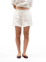 Shorts blancos de lino con cintura elástica completa y dos bolsillos laterales.