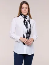 Pashmina de acabado satén de la marca Jessica Mc Clintock, con diseño estampado bicolor en blanco y negro.